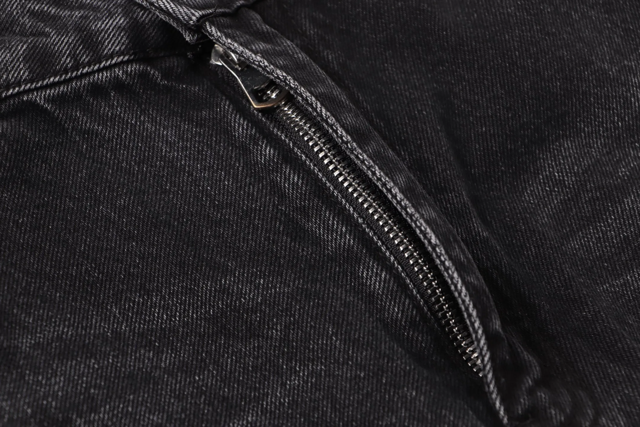 P260 Style number: H81 Croxin & 𝐂𝐡𝐫𝐨𝐦𝐞 𝐇𝐞𝐚𝐫𝐭 ss25 black color leather Sanskrit fine jeans. Styles with different washed textures are very friendly to people with thin legs. The slightly flared version perfectly modifies the leg shape. The timeless and moderate length makes it easy to match and match. It is the basis for various styles and is a must-have in your wardrobe! The fabric is stiff but also makes the upper body soft without losing texture. The washing process is even more perfect. It is a must-have item for everyone! ! ! Washed wheat, hang tag, pants label, three labels complete Color: black Size: 30-32-34-36